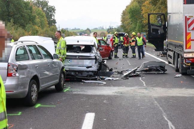 Crash mit fnf Fahrzeugen: Sperre der Pyhrnautobahn bei Ried im Traunkreis nach Verkehrsunfall