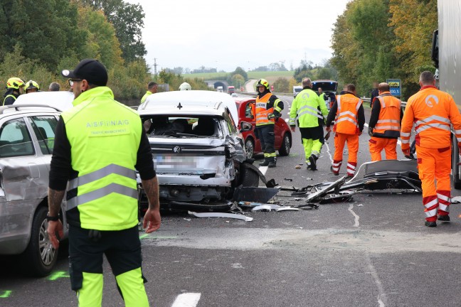 Crash mit fnf Fahrzeugen: Sperre der Pyhrnautobahn bei Ried im Traunkreis nach Verkehrsunfall