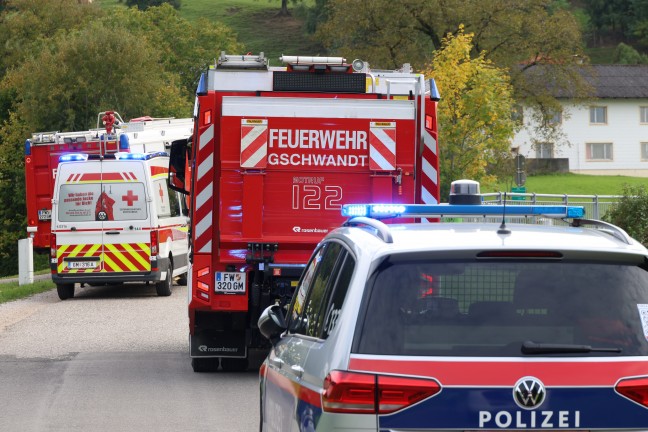 Einsatzkrfte zweier Feuerwehren bei Kchenbrand in einem Wohnhaus in Gschwandt im Einsatz
