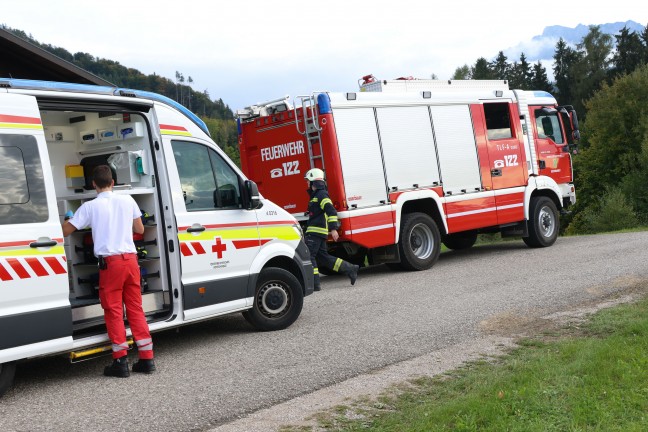 Einsatzkrfte zweier Feuerwehren bei Kchenbrand in einem Wohnhaus in Gschwandt im Einsatz