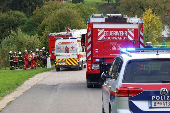 Einsatzkrfte zweier Feuerwehren bei Kchenbrand in einem Wohnhaus in Gschwandt im Einsatz