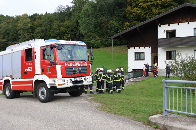 Einsatzkrfte zweier Feuerwehren bei Kchenbrand in einem Wohnhaus in Gschwandt im Einsatz