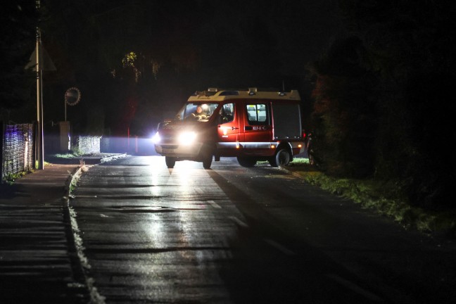 Auto verunfallt: Einsatzkrfte dreier Feuerwehren zu Personenrettung nach Kallham alarmiert
