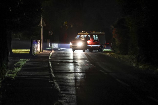 Auto verunfallt: Einsatzkrfte dreier Feuerwehren zu Personenrettung nach Kallham alarmiert
