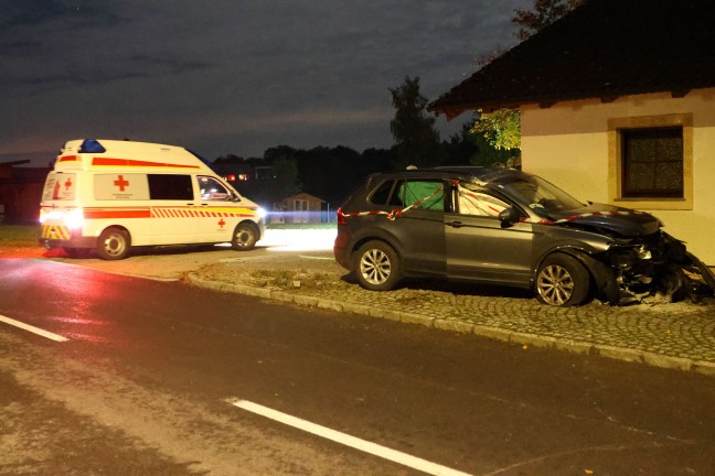 Auto verunfallt: Einsatzkrfte dreier Feuerwehren zu Personenrettung nach Kallham alarmiert