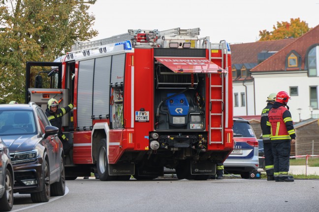 Einsatzkrfte bei Brand einer Waschmaschine in einem Einfamilienhaus in Wels-Lichtenegg im Einsatz
