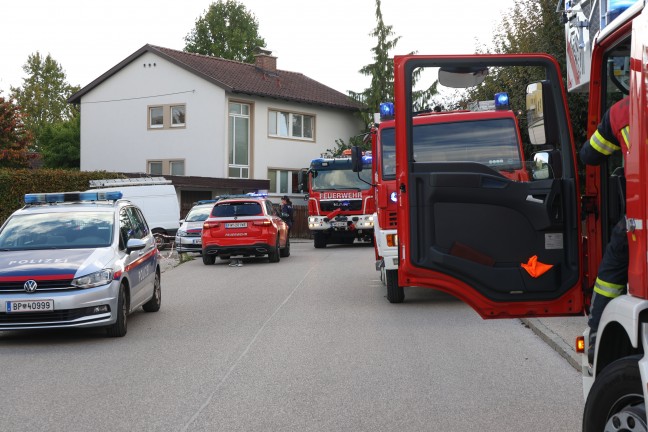 Einsatzkrfte bei Brand einer Waschmaschine in einem Einfamilienhaus in Wels-Lichtenegg im Einsatz