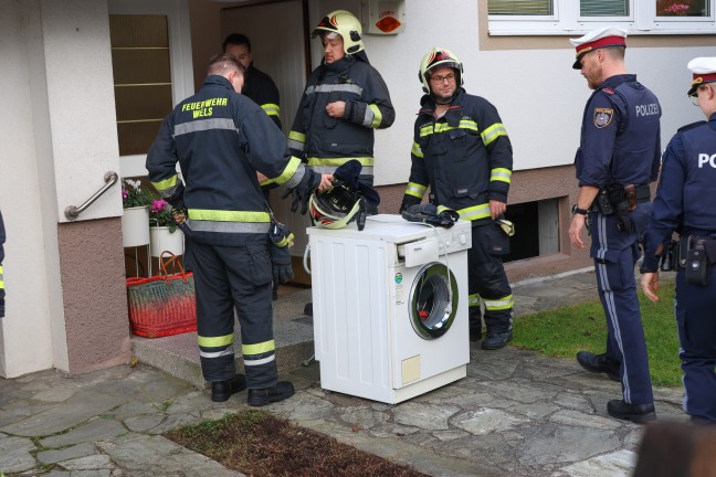 Einsatzkrfte bei Brand einer Waschmaschine in einem Einfamilienhaus in Wels-Lichtenegg im Einsatz