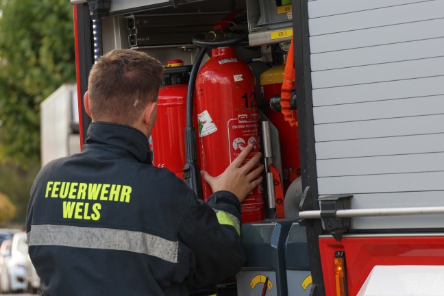 Einsatzkrfte bei Brand einer Waschmaschine in einem Einfamilienhaus in Wels-Lichtenegg im Einsatz