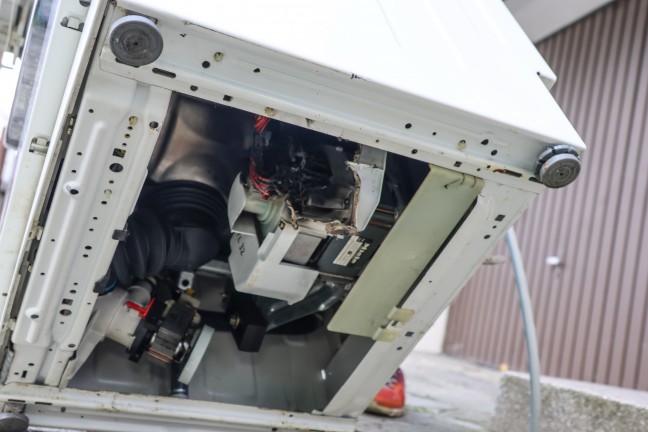 Einsatzkrfte bei Brand einer Waschmaschine in einem Einfamilienhaus in Wels-Lichtenegg im Einsatz