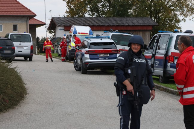 Cobraeinsatz: Polizeigroaufgebot bei Bauernhof in Vorchdorf im Einsatz