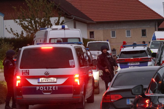 Cobraeinsatz: Polizeigroaufgebot bei Bauernhof in Vorchdorf im Einsatz