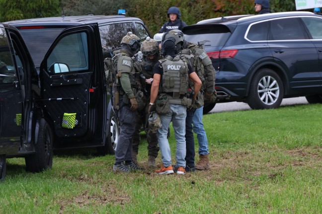 Cobraeinsatz: Polizeigroaufgebot bei Bauernhof in Vorchdorf im Einsatz