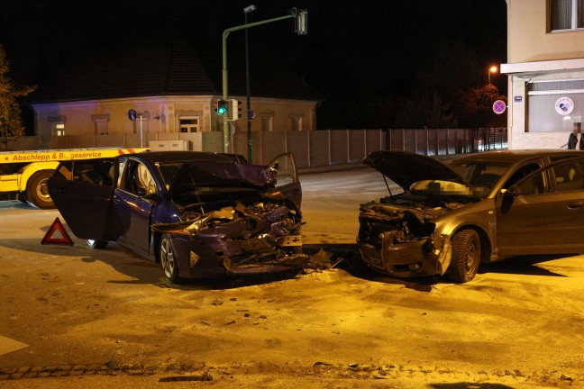 Heftiger Crash zwischen zwei PKW in einem Kreuzungsbereich in Wels-Lichtenegg