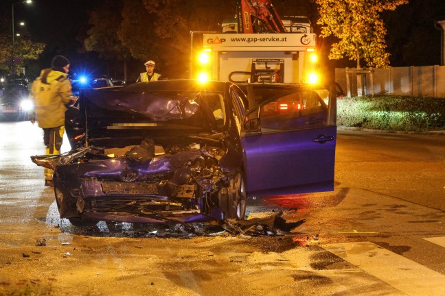 Heftiger Crash zwischen zwei PKW in einem Kreuzungsbereich in Wels-Lichtenegg