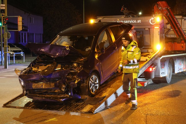 Heftiger Crash zwischen zwei PKW in einem Kreuzungsbereich in Wels-Lichtenegg