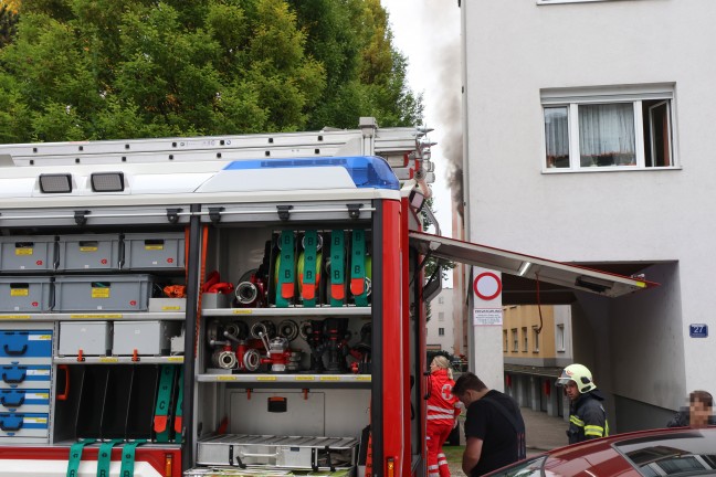 Fnf Verletzte bei ausgedehntem Wohnungsbrand samt Explosion in einer Wohnanlage in Wels-Neustadt