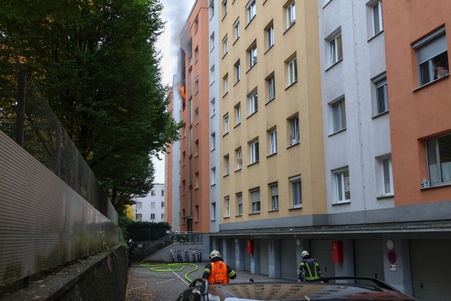 Fnf Verletzte bei ausgedehntem Wohnungsbrand samt Explosion in einer Wohnanlage in Wels-Neustadt