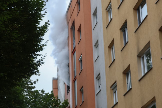 Fnf Verletzte bei ausgedehntem Wohnungsbrand samt Explosion in einer Wohnanlage in Wels-Neustadt