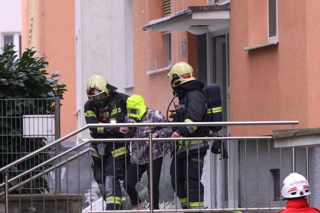 Fnf Verletzte bei ausgedehntem Wohnungsbrand samt Explosion in einer Wohnanlage in Wels-Neustadt