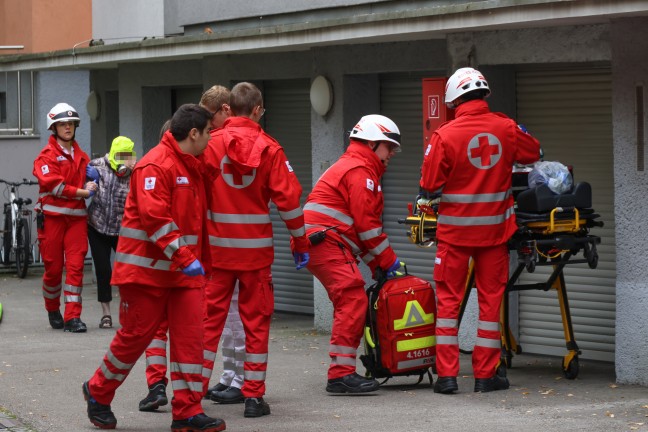 Fnf Verletzte bei ausgedehntem Wohnungsbrand samt Explosion in einer Wohnanlage in Wels-Neustadt
