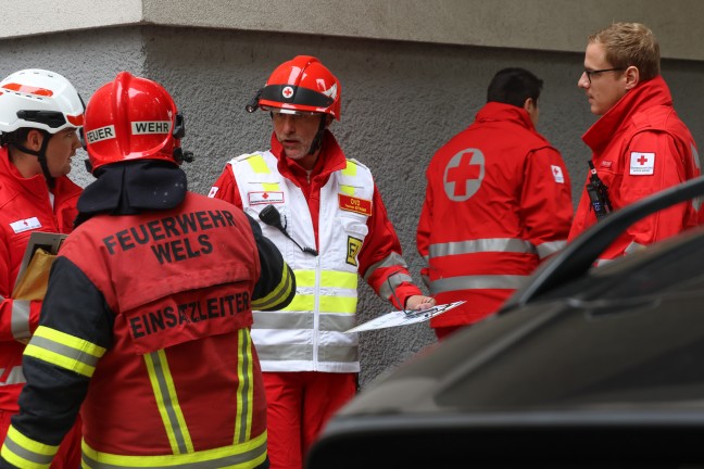 Fnf Verletzte bei ausgedehntem Wohnungsbrand samt Explosion in einer Wohnanlage in Wels-Neustadt