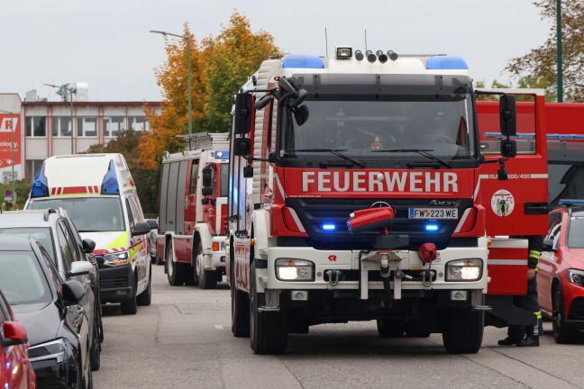 Fnf Verletzte bei ausgedehntem Wohnungsbrand samt Explosion in einer Wohnanlage in Wels-Neustadt