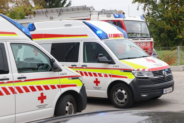 Fnf Verletzte bei ausgedehntem Wohnungsbrand samt Explosion in einer Wohnanlage in Wels-Neustadt