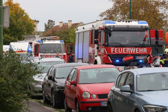 Fnf Verletzte bei ausgedehntem Wohnungsbrand samt Explosion in einer Wohnanlage in Wels-Neustadt