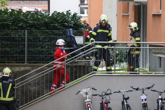 Fnf Verletzte bei ausgedehntem Wohnungsbrand samt Explosion in einer Wohnanlage in Wels-Neustadt