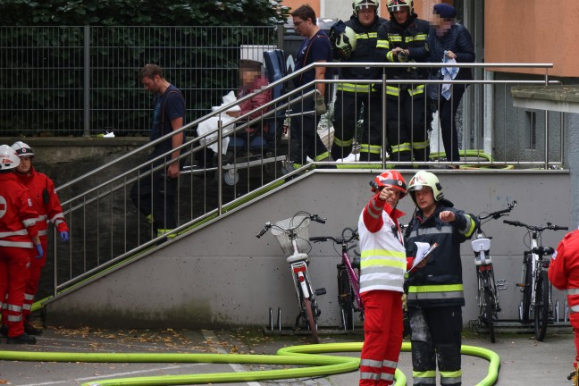 Fnf Verletzte bei ausgedehntem Wohnungsbrand samt Explosion in einer Wohnanlage in Wels-Neustadt