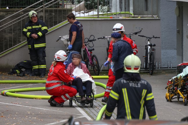 Fnf Verletzte bei ausgedehntem Wohnungsbrand samt Explosion in einer Wohnanlage in Wels-Neustadt