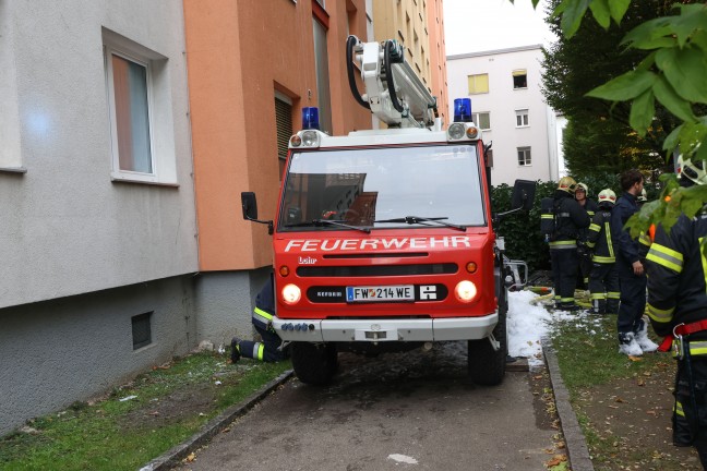 Fnf Verletzte bei ausgedehntem Wohnungsbrand samt Explosion in einer Wohnanlage in Wels-Neustadt