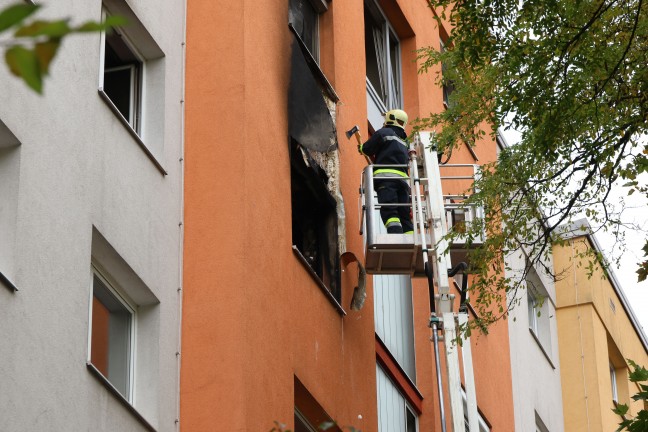 Fnf Verletzte bei ausgedehntem Wohnungsbrand samt Explosion in einer Wohnanlage in Wels-Neustadt