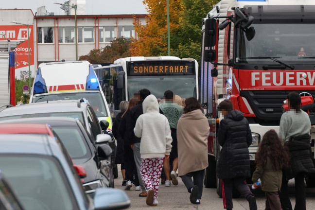 Fnf Verletzte bei ausgedehntem Wohnungsbrand samt Explosion in einer Wohnanlage in Wels-Neustadt