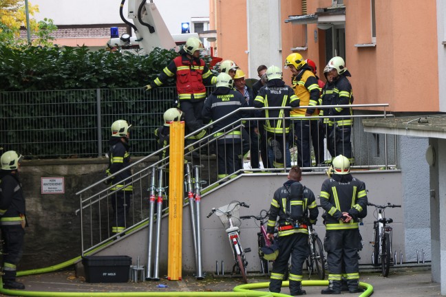 Fnf Verletzte bei ausgedehntem Wohnungsbrand samt Explosion in einer Wohnanlage in Wels-Neustadt
