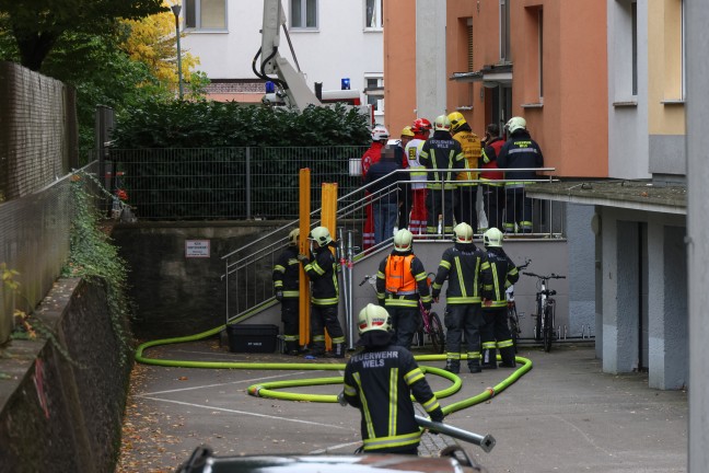 Fnf Verletzte bei ausgedehntem Wohnungsbrand samt Explosion in einer Wohnanlage in Wels-Neustadt