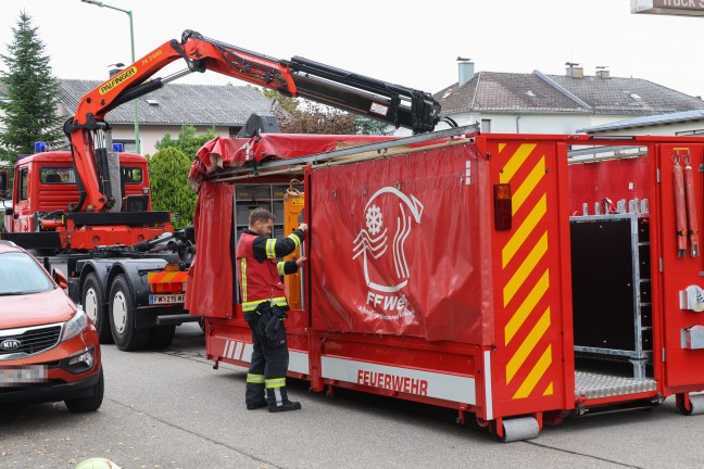 Fnf Verletzte bei ausgedehntem Wohnungsbrand samt Explosion in einer Wohnanlage in Wels-Neustadt
