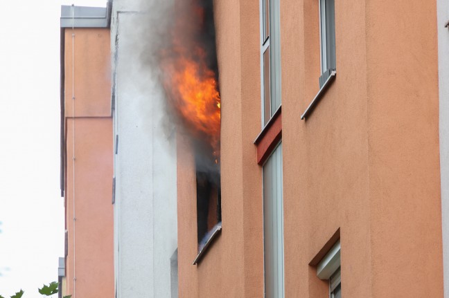 Fnf Verletzte bei ausgedehntem Wohnungsbrand samt Explosion in einer Wohnanlage in Wels-Neustadt