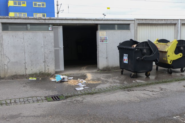 Beginnender Brand eines Mllcontainers im Mllraum einer Wohnanlage in Wels-Vogelweide