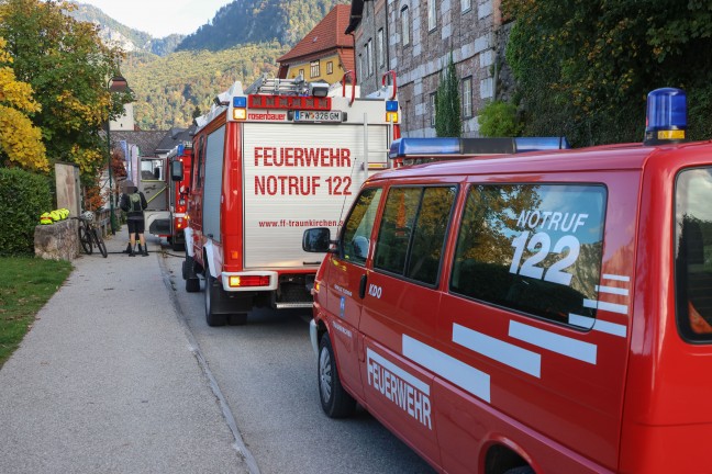 Lscharbeiten mit Seeblick: Feuerwehr bei Brand im Ortszentrum von Traunkirchen im Einsatz