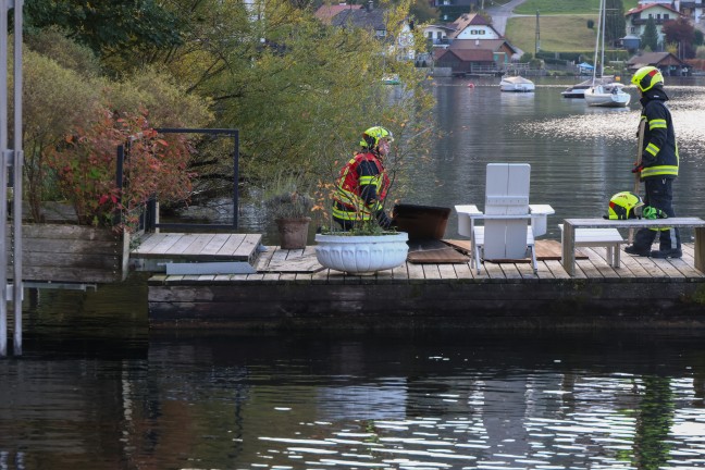 Lscharbeiten mit Seeblick: Feuerwehr bei Brand im Ortszentrum von Traunkirchen im Einsatz