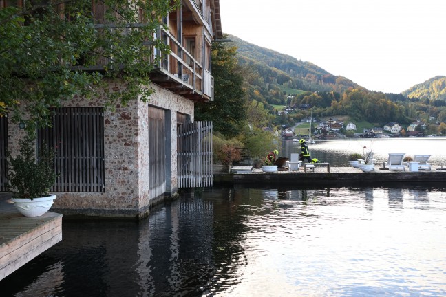 Lscharbeiten mit Seeblick: Feuerwehr bei Brand im Ortszentrum von Traunkirchen im Einsatz