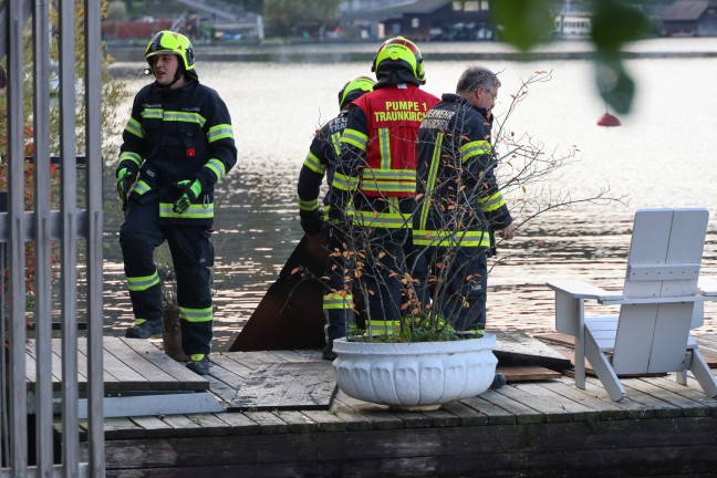 Lscharbeiten mit Seeblick: Feuerwehr bei Brand im Ortszentrum von Traunkirchen im Einsatz
