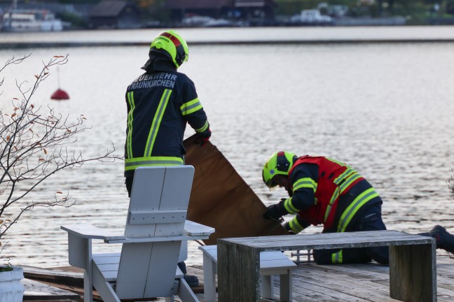 Lscharbeiten mit Seeblick: Feuerwehr bei Brand im Ortszentrum von Traunkirchen im Einsatz