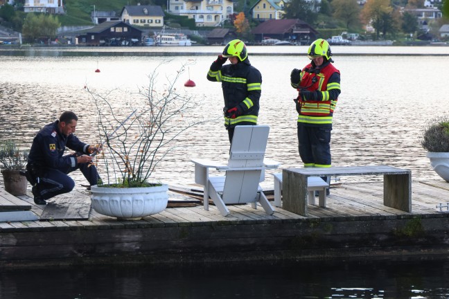 Lscharbeiten mit Seeblick: Feuerwehr bei Brand im Ortszentrum von Traunkirchen im Einsatz