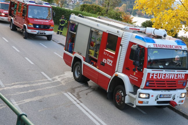 Lscharbeiten mit Seeblick: Feuerwehr bei Brand im Ortszentrum von Traunkirchen im Einsatz