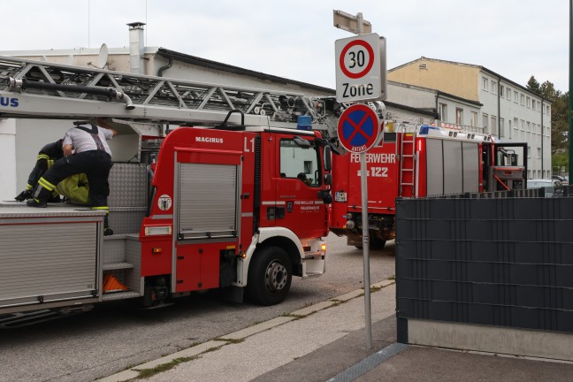 Person drohte abzustrzen: Feuerwehr zu Personenrettung nach Wels-Neustadt alarmiert