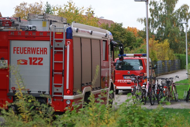 Kleinbrand in einem Lichtschacht bei einer Wohnanlage in Wels-Neustadt mit Kbel Wasser gelscht