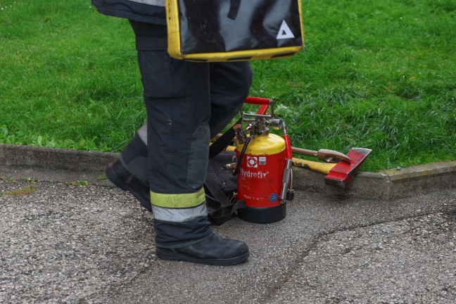 Kleinbrand in einem Lichtschacht bei einer Wohnanlage in Wels-Neustadt mit Kbel Wasser gelscht